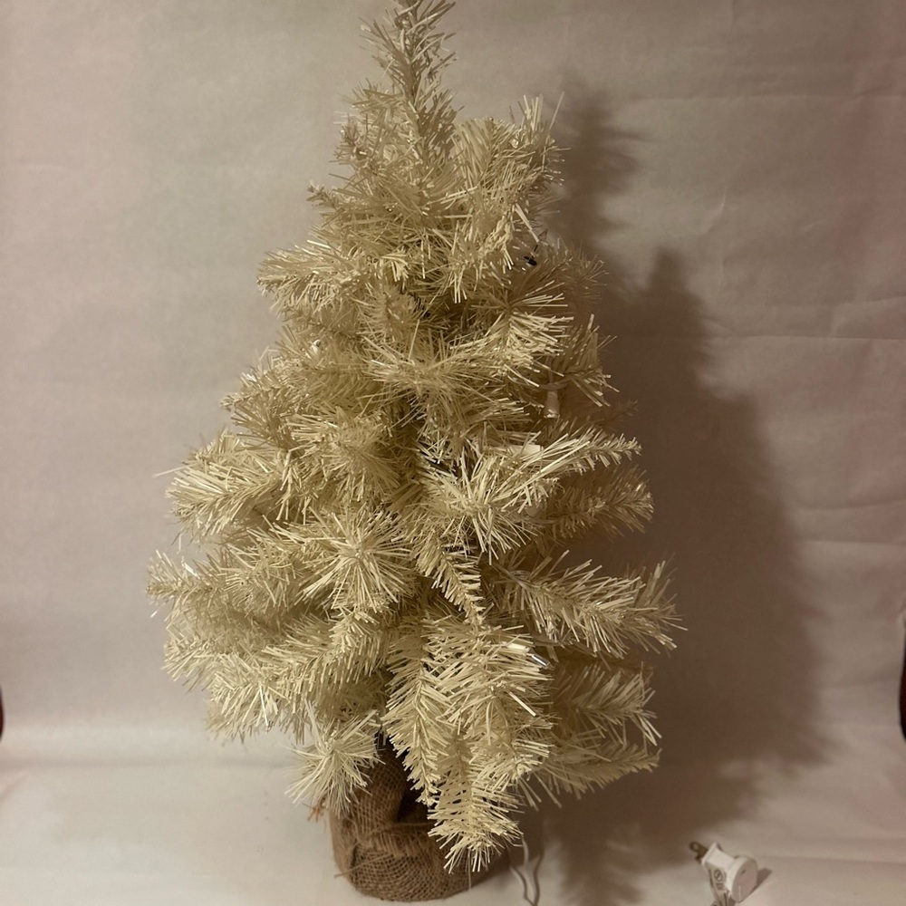 Elegant Pre lit Cream Holiday Tree